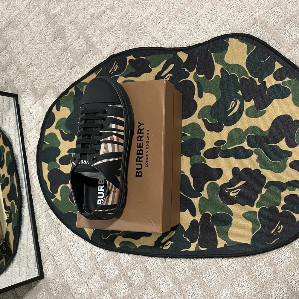 Burberry shoes - Picture 2 of 6